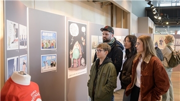 Mario Favari mit den "Havenkidz" in der "Oh, eine Dummel"-Ausstellung.