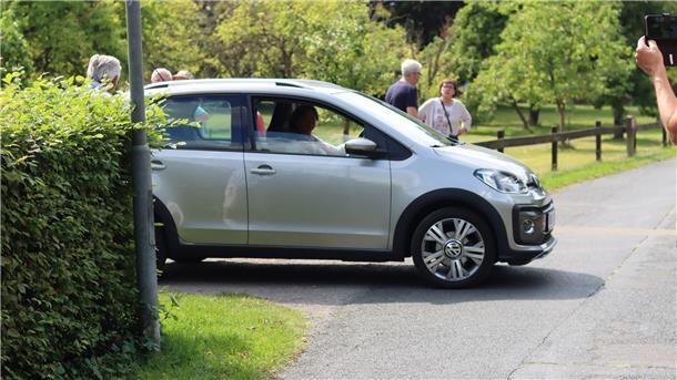 Die Hecke am Friedhof in Kirchtimke ist hoch, so hoch, dass sie Autofahrern beim Verlassen des Parkplatzes die Sicht beeinträchtigt. Jetzt soll sie gestutzt werden.