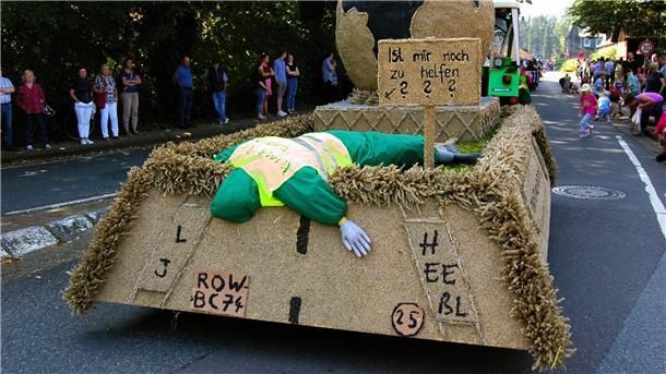 Erntedankfest in Anderlingen trotz mäßiger Erträge auf den Feldern Das Foto zeigt einen Erntewagen.