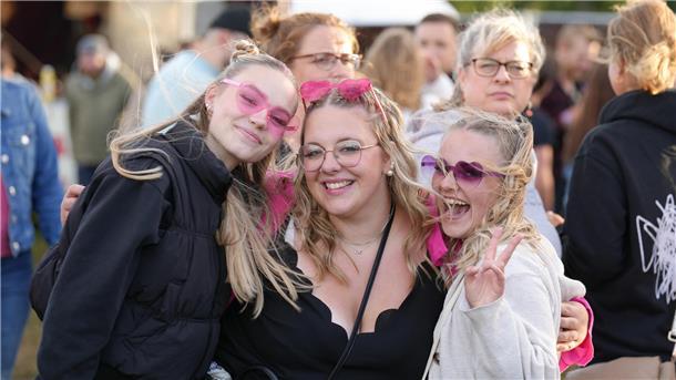 "Die Heide brennt" 2024 in Donnern: Party, Pyro-Technik und Tausende feierwütige...