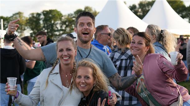 "Die Heide brennt" 2024 in Donnern: Party, Pyro-Technik und Tausende feierwütige...