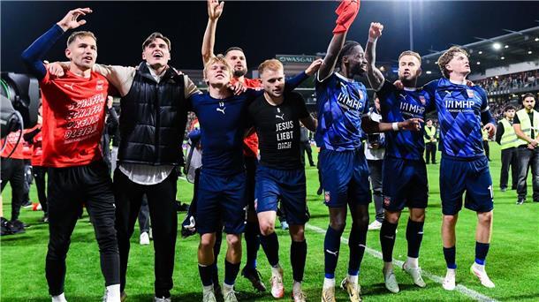Die Heidenheimer jubeln: Sie dürfen weiter in der Bundesliga spielen.