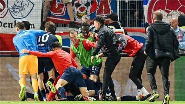Heidenheim bleibt erstklassig - Elversberger Traum geplatzt Die Heidenheimer Spieler feiern ausgelassen.