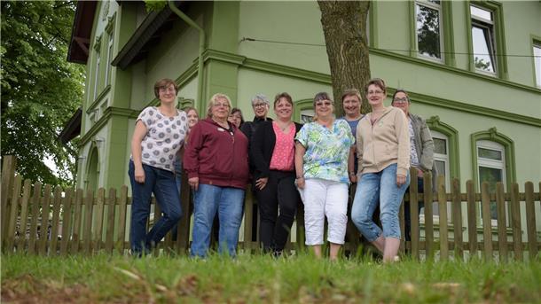 Gruppenfoto vor der "Grünen" Villa am Lunestedter Bahnhof