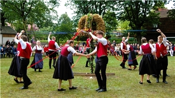 Die Hepstedter Landjugend bewahrt Traditionen, hier beim Bändertanz unter der Erntekrone.