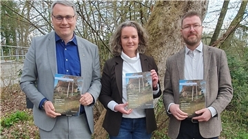Die Herausgeber der Publikation: Landrat Marco Prietz (von links), Kuratoriumsvorsitzender der Stiftung Bachmann-Museum, Ellen Horstrup, Museumsleiterin und Geschäftsführerin der Stiftung Bachmann-Museum sowie Dr. Stefan Hesse, Kreisarchäologe und Vorstandsvorsitzender der Stiftung Bachmann-Museum.