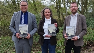 Die Herausgeber des neuen Bandes: Landrat und Kuratoriumsvorsitzender Marco Prietz, Museumsleiterin Ellen Horstrup und Vorstandsvorsitzender Dr. Stefan Hesse.