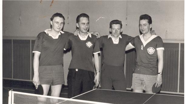 Tischtennisspiel als Volkssport Die Herren Schröder, Schmidt, Monse und Aschenbeck waren ein erfolgreiches Team. In der 1. Tischtennis-Kreisklasse traten sie für den ESV Nordenham an und waren in den Spieljahren 1964/65 und 1965/66 erfolgreich. Als Meister nahmen sie an den Aufstiegsspielen zur Bezirksklasse teil.