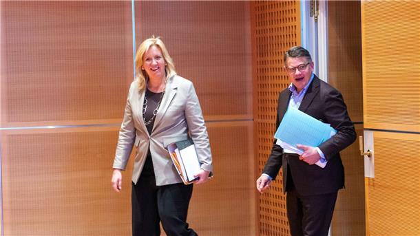 CDU und SPD in Hessen einigen sich auf Koalitionsvertrag Die hessische CDU-Fraktionsvorsitzende Ines Claus und Ministerpäsident Boris Rhein vor Beginn der Pressekonferenz in der Staatskanzlei.