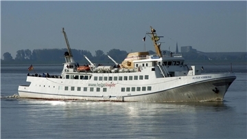 Die heutige „Conscience“ war früher als „Kloar Kimming“ im Helgolandverkehr unterwegs. Nun steht das ehemalige Seebäderschiff nach einem mutmaßlichen Drohnenangriff vor Malta im Fokus internationaler Aufmerksamkeit.