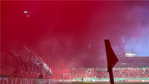 Mühevolle Blessin-Premiere: St. Pauli wendet Überraschung ab Die HFC-Fans sorgten für einen verspäteten Anpfiff.