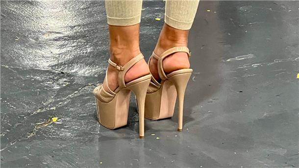 Die High Heels, auf denen trainiert wird, sind 17 Zentimeter hoch.