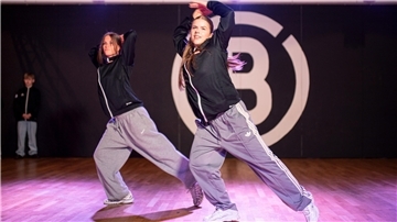 Zwei junge Hip-Hop-Tänzerinnen in Aktion.