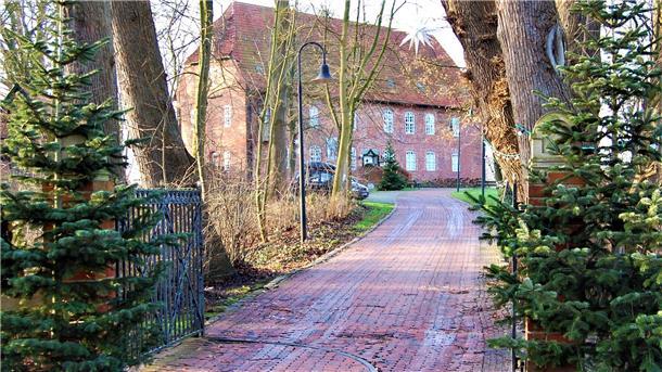 Burg zu Hagen mit der Auffahrt im Vordergrund