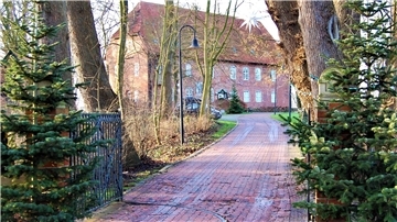 Burg zu Hagen mit der Auffahrt im Vordergrund