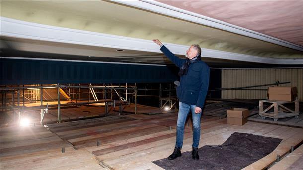 Die historische Stuckdecke musste saniert werden. 