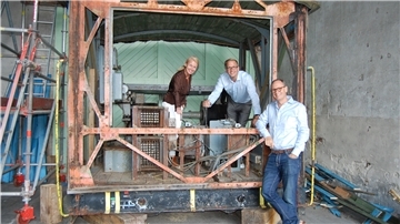 Tanja Balz, Stephan Siefken und Knuth Speckels stehen im historischen Kranhaus.