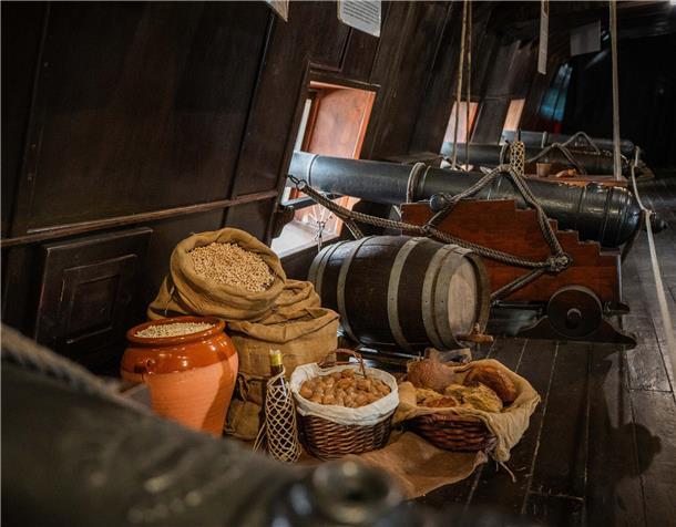 Die historischen Lagergüter unter Deck der „El Galeon“ vermittelt den Besuchern das Gefühl, sie würden eine Zeitreise machen.