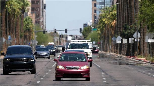 Phoenix bricht laut US-Wetterdienst mehrere Hitzerekorde  Die Hitze flimmert in der Innenstadt von Phoenix. Die Metropole im US-Bundesstaat Arizone hat laut US-Wetterdienst gleich mehrere Hitzerekorde an einem Tag gebrochen.