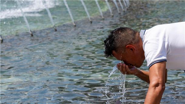 Die Hitze in Teilen der USA ist unerträglich. Da hilft nur eine kleine Abkühlung am Brunnen.