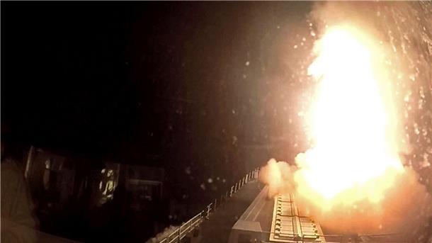 USA gründen militärische Schutz-Allianz im Roten Meer Die „HMS Diamond“ feuert eine Sea-Viper-Rakete ab, um eine Drohne über dem Roten Meer abzuschießen.
