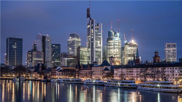 Bafin-Präsident: Zwei Dutzend Banken besonders im Fokus Die Hochhäuser der Banken-Skyline am Morgen am Frankfurt am Main.