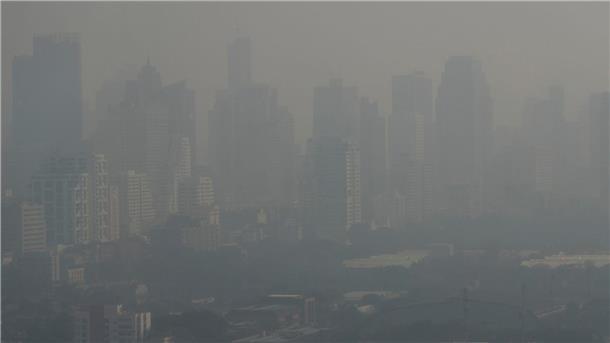 Extrem-Smog in Thailand: Schulen geschlossen Die Hochhäuser der Metropole sind wegen der Luftverschmutzung kaum sichtbar.