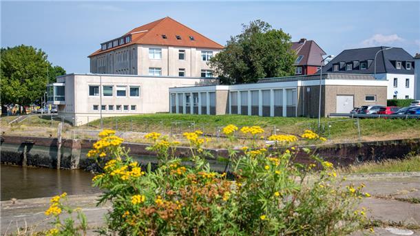 Die Hochschule Bremerhaven übernimmt vom AWI die ehemalige Seefahrtsschule, die unmittelbar am Fähranleger liegt.
