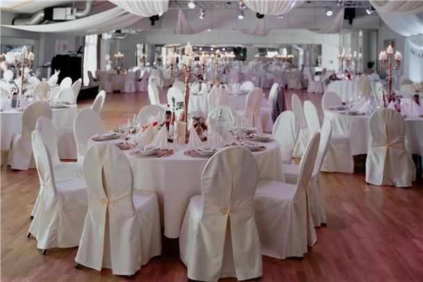 Hochzeitsmesse Bremerhaven: Was in diesem Jahr anders ist Die Hochzeitsmesse findet am 7. und 8. Oktober in der Tanzschule Beer in Bremerhaven statt. So kann die Tanzschule aussehen, wenn sie für eine Hochzeit dekoriert ist.