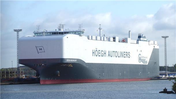 Ein Autofrachter liegt in einem Hafen. Die „Höegh Moonlight“ gehört zur neuen Aurora-Klasse von Höegh Autoliners. Mit LNG-Antrieb und Ammoniakfähigkeit setzt sie Maßstäbe im klimafreundlichen Autotransport.