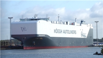 Ein Autofrachter liegt in einem Hafen. Die „Höegh Moonlight“ gehört zur neuen Aurora-Klasse von Höegh Autoliners. Mit LNG-Antrieb und Ammoniakfähigkeit setzt sie Maßstäbe im klimafreundlichen Autotransport.