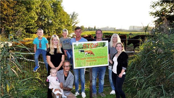 Die Hoffer wollen keine neue Bebauung auf den Weideflächen rund um ihr Dorf. Von links: Noah Paradies, Leonie Klee, Michael Klee mit Anna Janke (hockend), Eliah Paradies, Ramon Paradies, Olaf Kramer, Sandra Lübken-Kramer und Nadine Paradies.