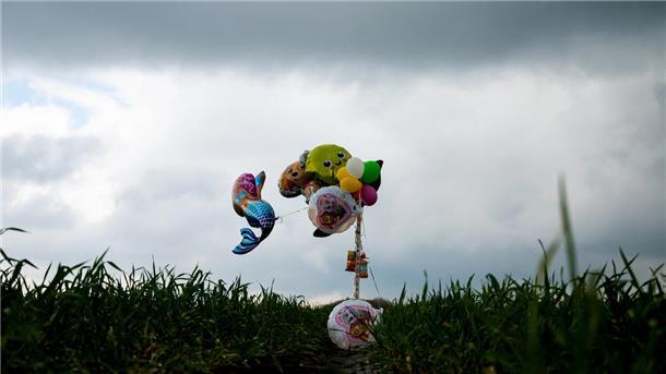 Suche nach Arian läuft weiter: Aufhören gibt es im Dorf Elm nicht Die Hoffnung, dass Luftballons und Süßigkeiten den sechsjährigen Arian aus einem möglichen Versteck locken, waren bislang erfolglos.Bockwoldt/dpa
