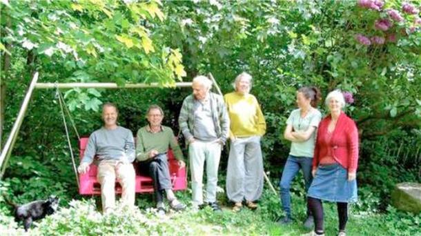 Die Hofgemeinschaft in Kirchtimke: Konrad Lange, Hans-Joachim Olfs, Günter Werner, Birgit Baues, Anke Dürr und Menja Holtz mit Hofkater Kafka.