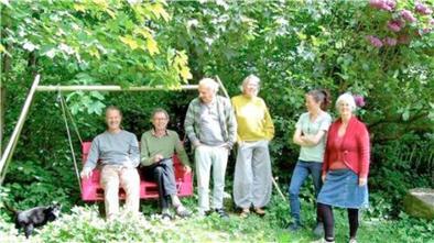 Die Hofgemeinschaft in Kirchtimke: Konrad Lange, Hans-Joachim Olfs, Günter Werner, Birgit Baues, Anke Dürr und Menja Holtz mit Hofkater Kafka.