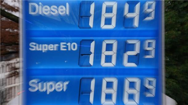 Inflation weiterhin auf hohem Niveau - Anstieg im Dezember Die hohen Preise haben sich auch an der Tankstelle bemerkbar gemacht (Symbolbild).