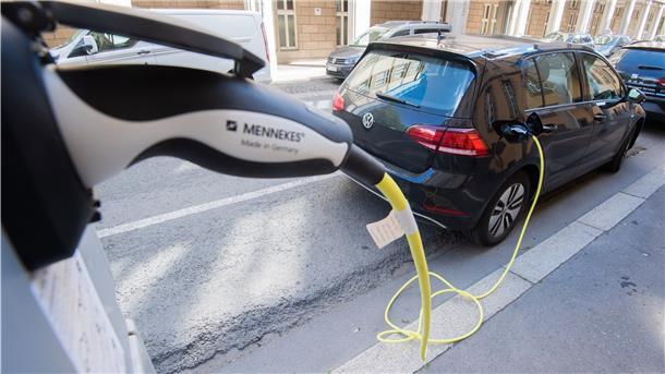 Ein Volkswagen eGolf lädt an einer öffentlichen Ladesäule für Elektroautos.