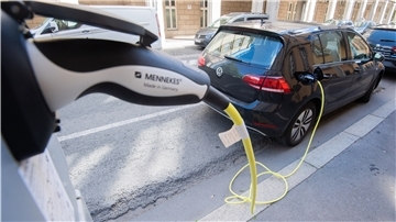 Ein Volkswagen eGolf lädt an einer öffentlichen Ladesäule für Elektroautos.