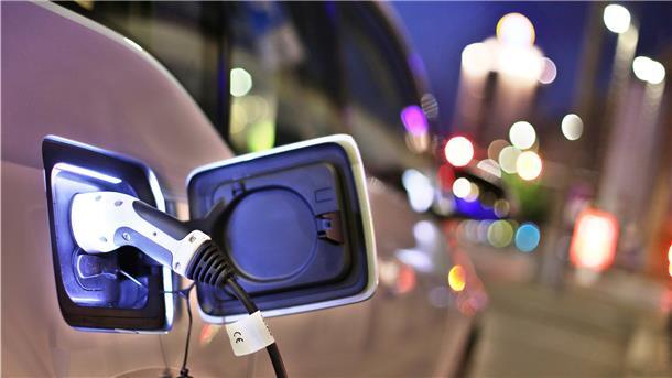 Die hohen Spritpreise führen auch in der Wesermarsch zu einer stärkeren Nachfrage bei Elektro-Autos. Interessenten müssen sich aber oft lange gedulden. Für manche Modelle betragen die Lieferzeiten bis zu einem Jahr.