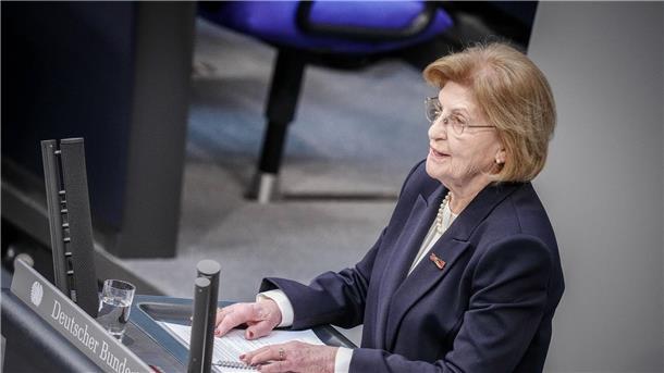 Die Holocaust-Überlebende Eva Szepesi spricht im Bundestag zum Tag des Gedenkens an die Opfer des Nationalsozialismus.
