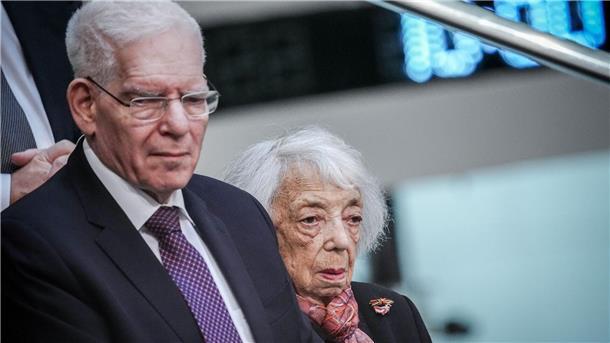 Die Holocaust-Überlebende Margot Friedländer nimmt mit Josef Schuster, Präsident des Zentralrats der Juden in Deutschland, an der Holocaust-Gedenkstunde des Deutschen Bundestages teil.