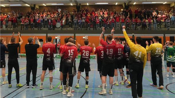 Die HSG Varel feierte frenetisch mit 130 angereisten Fans den Aufstieg in die 3. Liga.