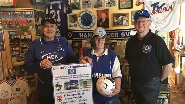 Die HSV-Fans (von links) Rolf Völkel, Linda Horeis und Klaus Schriever haben die Traditionsmannschaft des Zweitligisten nach Neuenwalde gelotst. Am 20. August messen sich die HSV-Oldies in einem Benefizspiel mit der Ü40 der SG Neuenwalde/Krempel/Holßel.