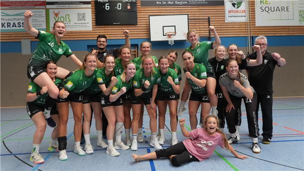 Die Frauen-Handballmannschaft des Hagener SV posiert in der Halle für ein Foto und reckt ihre Siegerfaust.