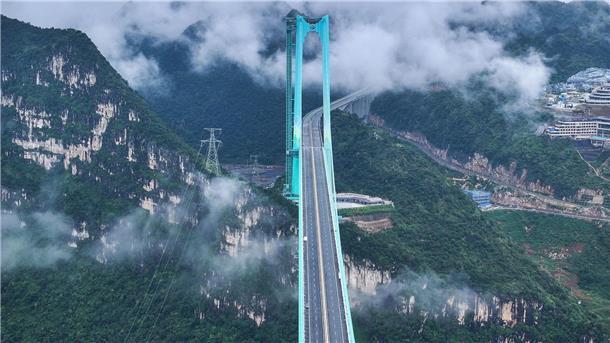 Die Huajiang Grand Canyon Bridge erreicht laut chinesischen Staatsmedien eine Höhe von bis zu 625 Metern.