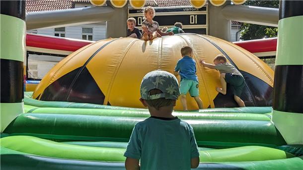 Die Hüpfburgenlandschaft hat bei der "Little Motion" in Hagen zum Toben eingeladen.