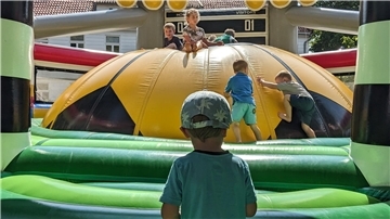 Die Hüpfburgenlandschaft hat bei der "Little Motion" in Hagen zum Toben eingeladen.