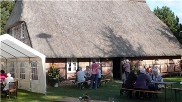 Die Hüßelhusgemeinschaft Sandbostel veranstaltet am Sonntagnachmittag ihr Sommerfest am Heimathaus.