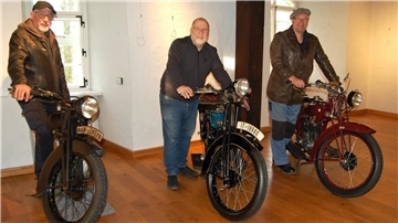 Drei Männer mit ihren historischen Hulla-Motorrädern