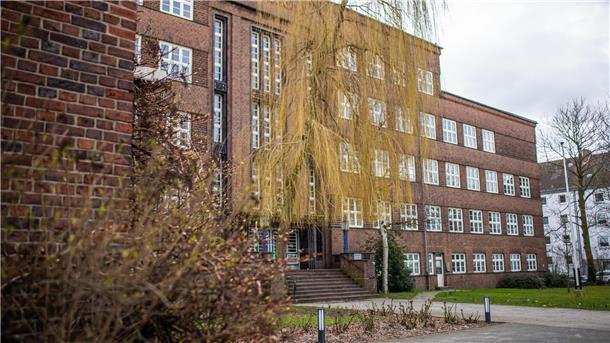 Herkulesaufgabe: Der Stadt fehlen Schulgebäude Die Humboldtschule an der Schillerstraße in Bremerhaven. soll saniert werden Foto: Hartmann
